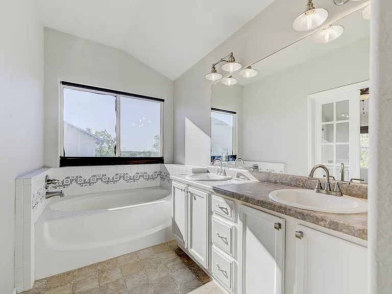 835 Ridgebury Pl — Photo 3