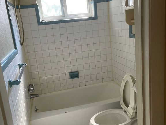 4th image of 7913 Fillmore St Floor 1
