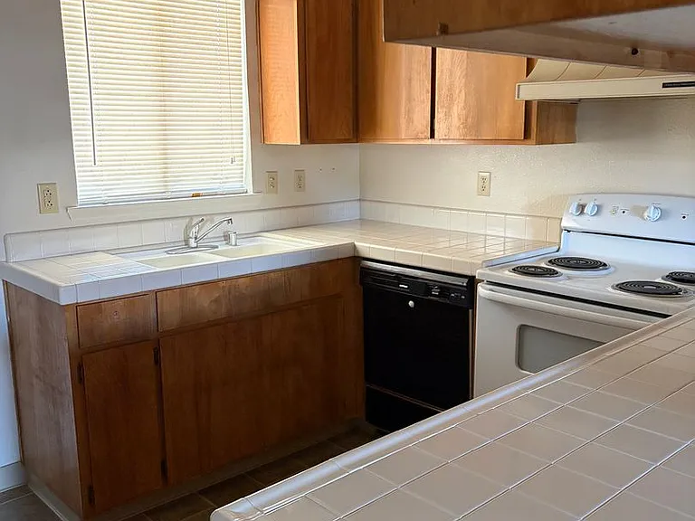 102 E Manzanita Dr — Photo 6
