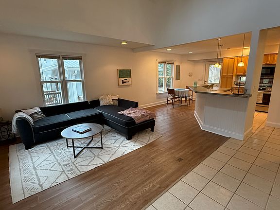 3rd image of 19 Castle St