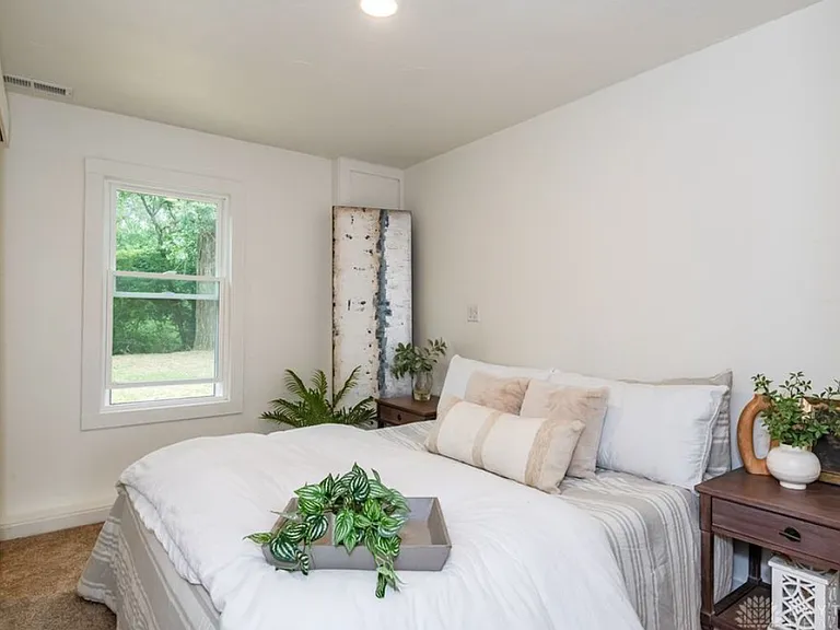 457 Marchmont Dr — Photo 22