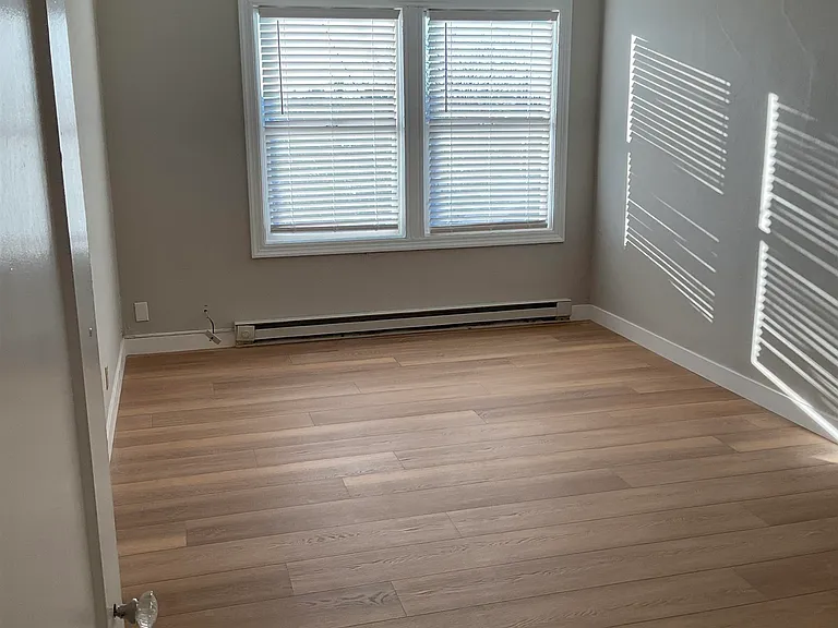 618 W 7th St #8 — Photo 8