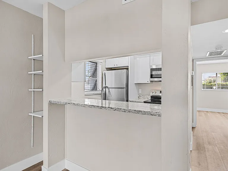 1917 Maravilla Ave #34 — Photo 2