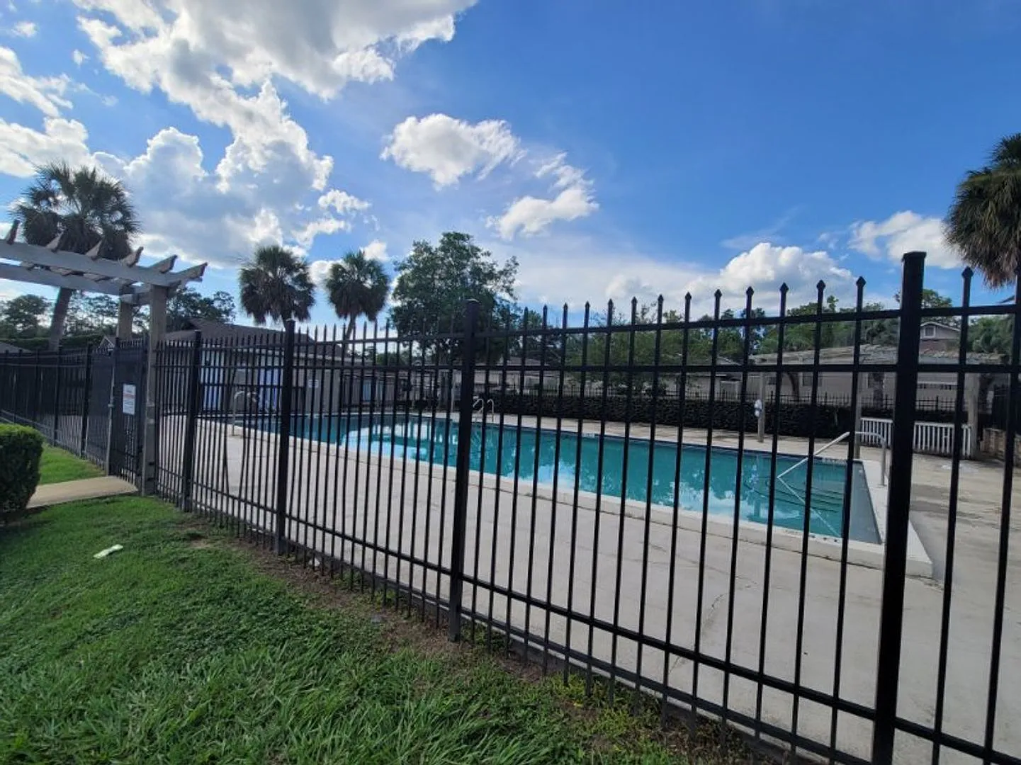 CUTE 1/1 w/ Pool View, Tile Floors, & Walk In Closet! Bike to FSU or TSC! $795/month Avail NOW! — Photo 2