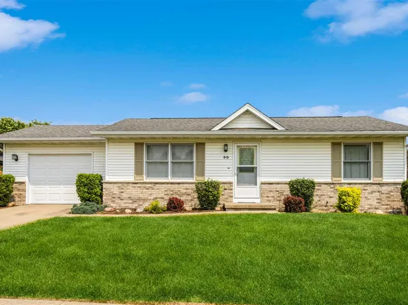 40 Elm Ridge Dr, North Liberty, IA 52317