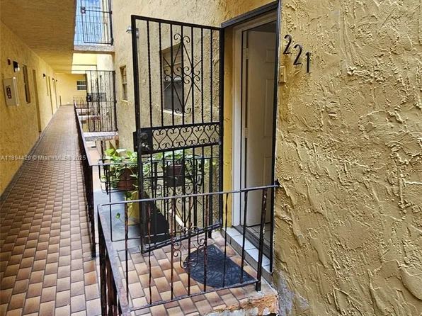 1555 W 44th Pl APT 221B, Hialeah, FL 33012