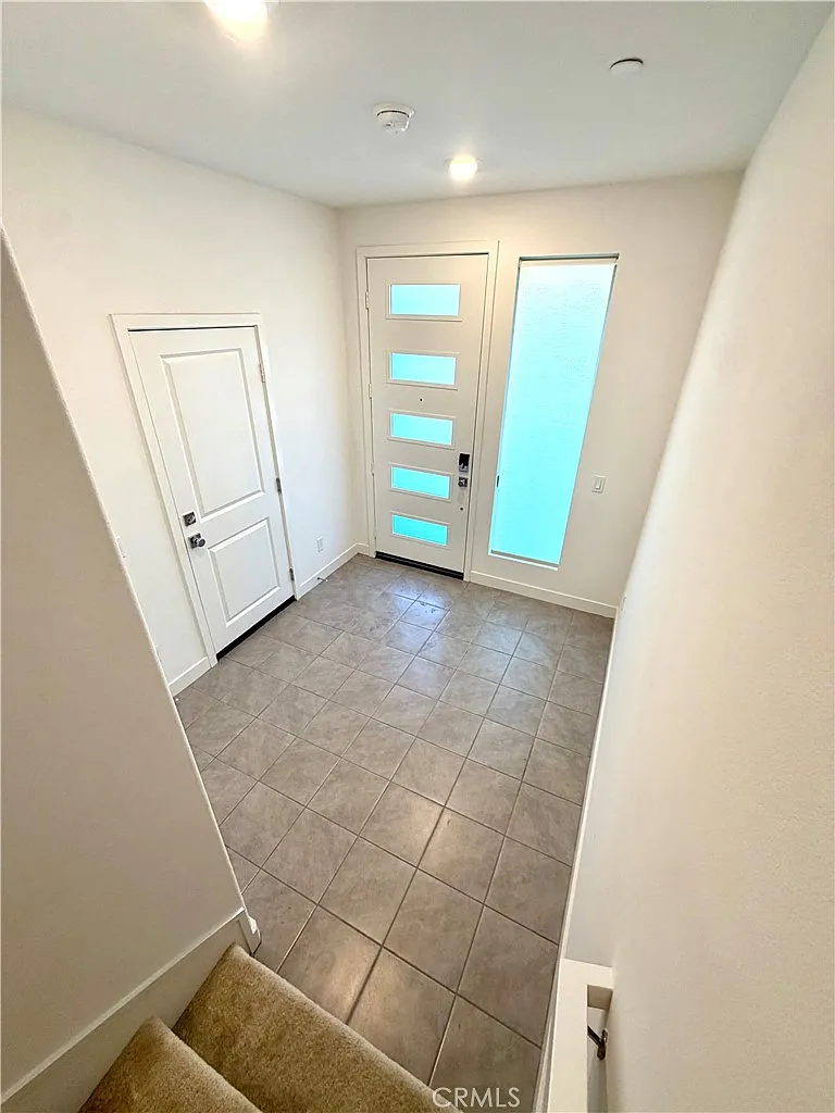 3 bed, 2.5 bath, 1726 sqft, $5,200 — Photo 3