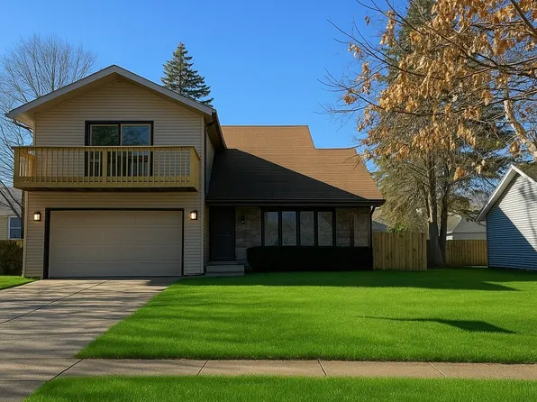 824 Woodmar Dr, Crystal Lake, IL 60014