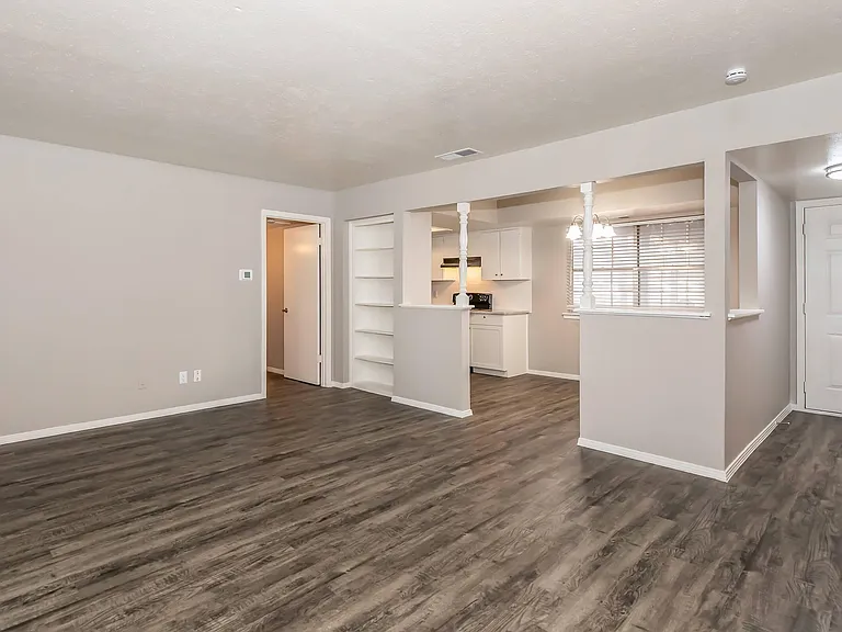 Camelot Apartments — Photo 64