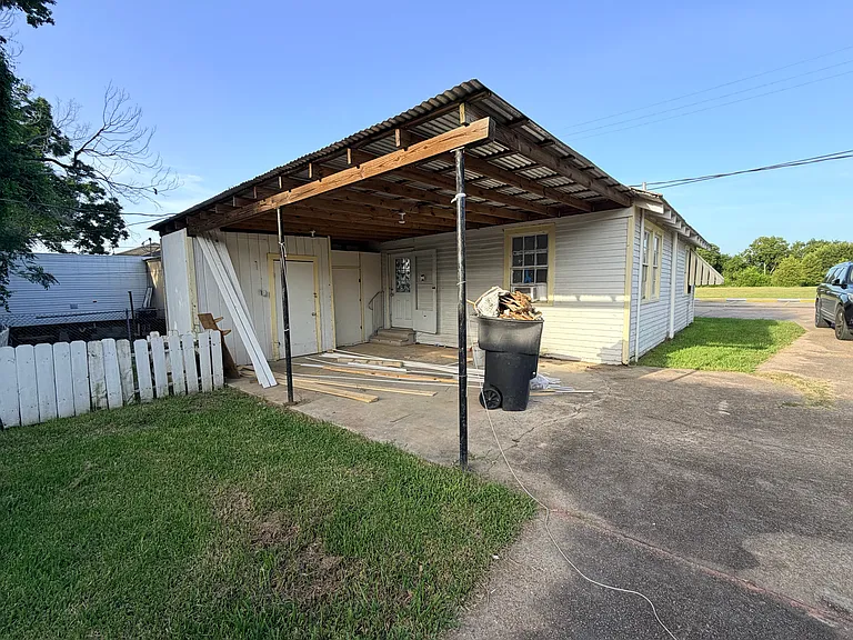 815 Williams Ave — Photo 2