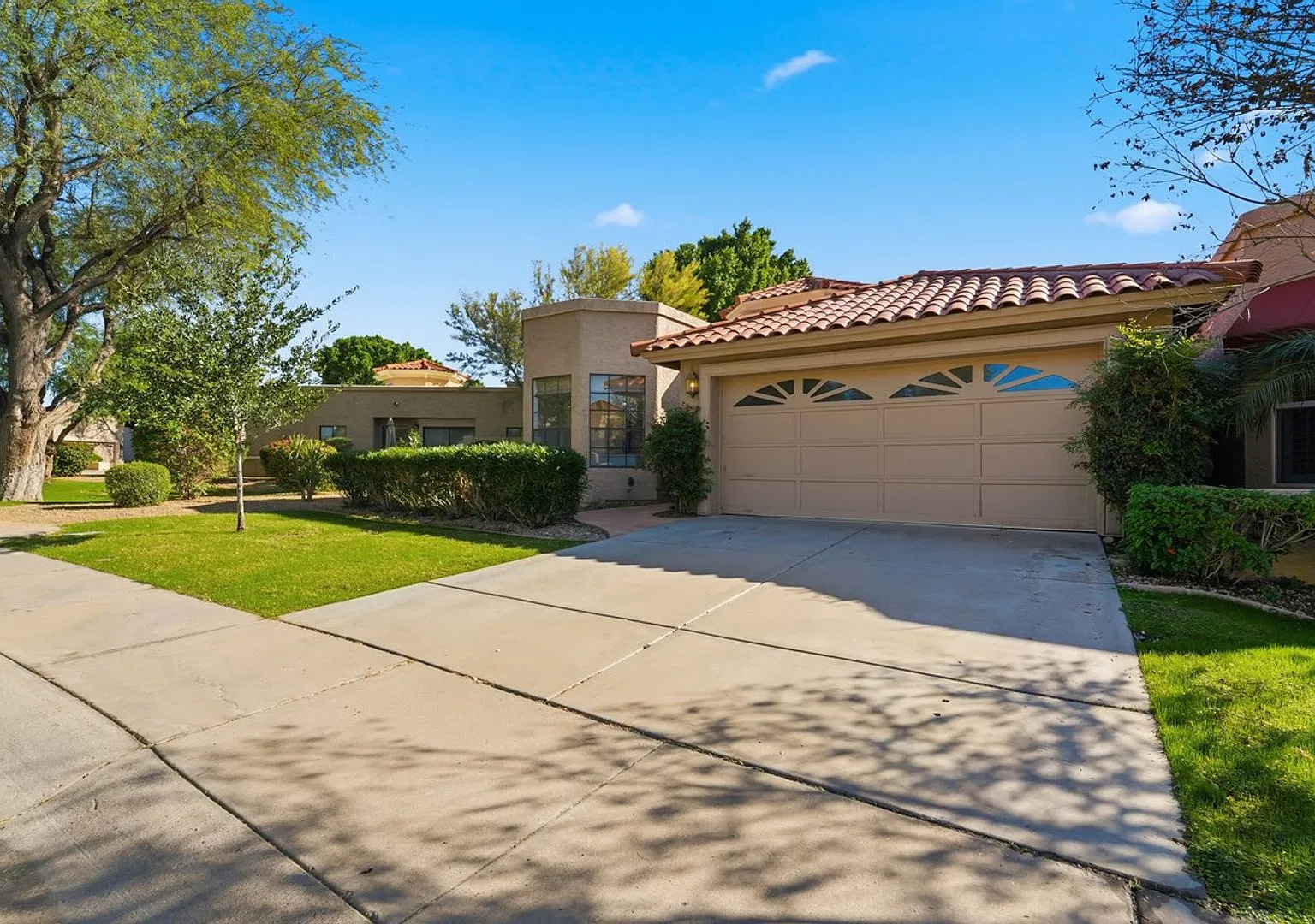 Welcome to this stunning 3-bedroom, 2-bathroom home in the heart of Scottsdale, AZ — Photo 3