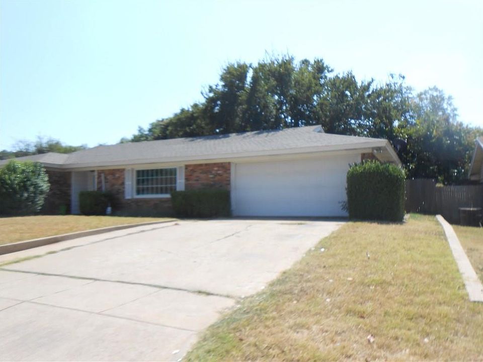 1st image of 205 Hallbrook Dr