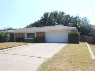 205 Hallbrook Dr, Fort Worth, TX 76134