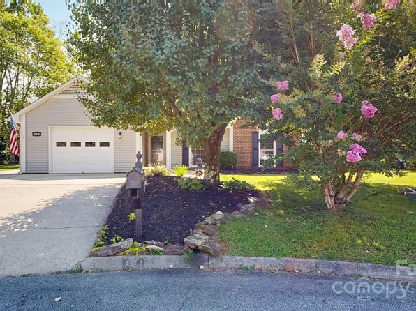 807 Woodlark Ct, Fletcher, NC 28732