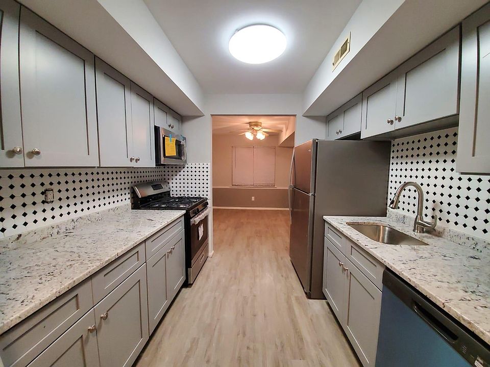Fully Remodeled Kitchen with new Stainless Steel Appliances, new Granite countertop, new shaker cabinets, and new flooring