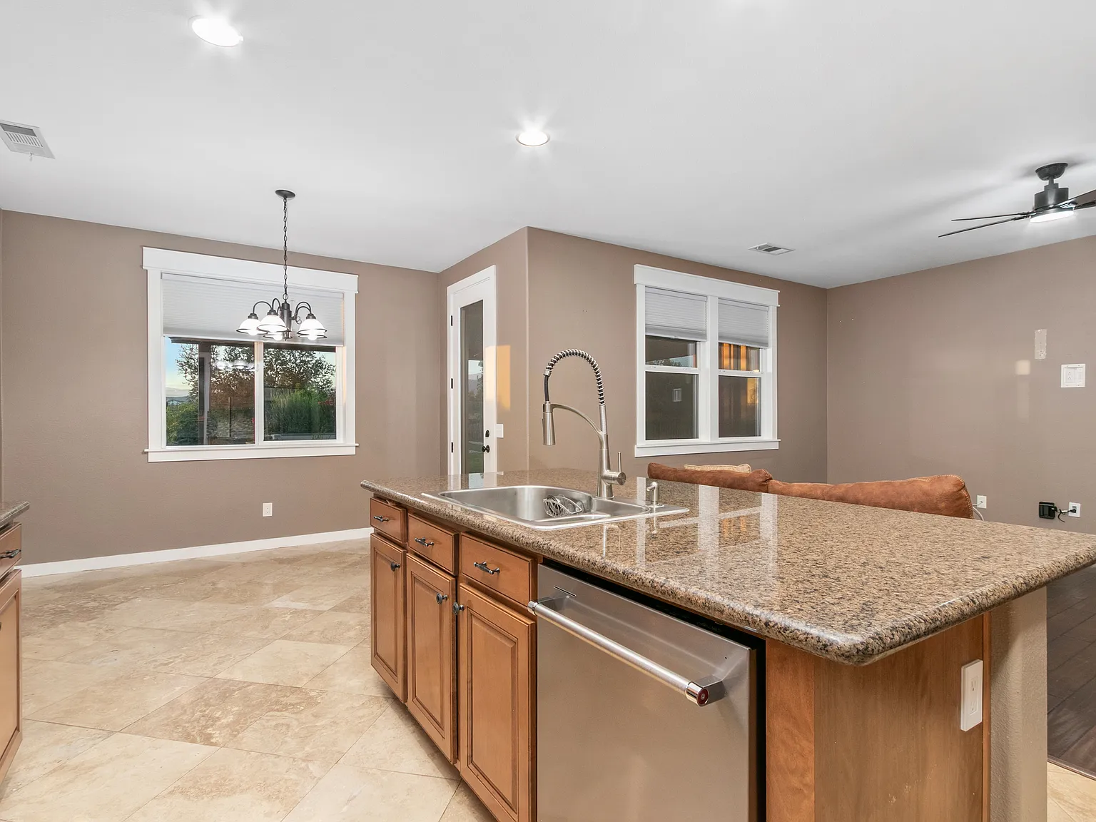3 bed, 2019 sqft, $3,600 — Photo 3