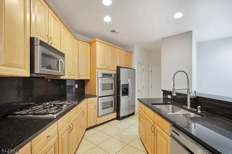 3 bed, 2.5 bath, $4,575 — Photo 3