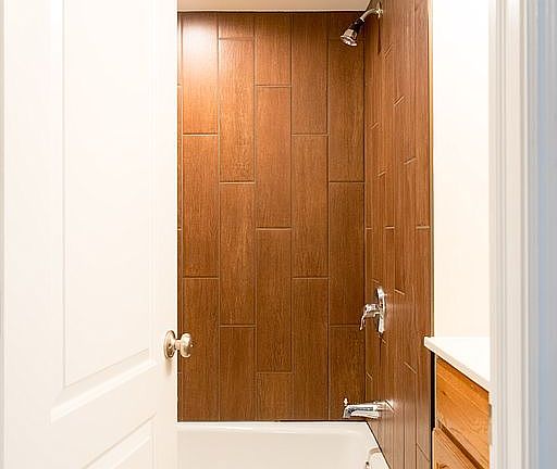 4th image of 925 N American Beauty Dr