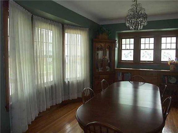 Buffet & Bay Window
