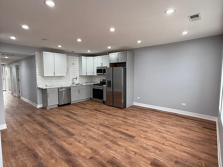 4907 W Walton St #2 — Photo 2