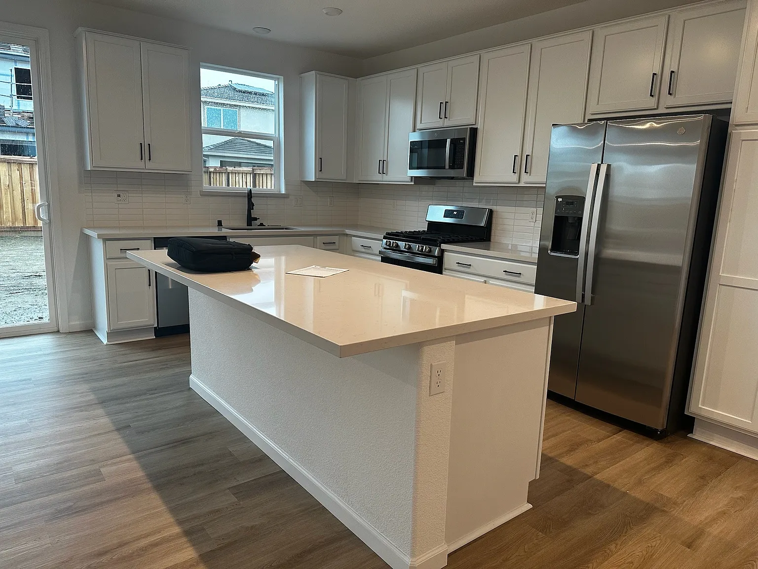 4 bed, 2381 sqft, $3,300 — Photo 3
