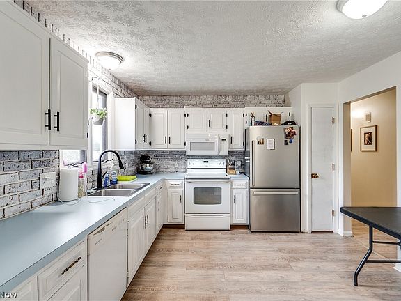 4th image of 2122 Walsh St
