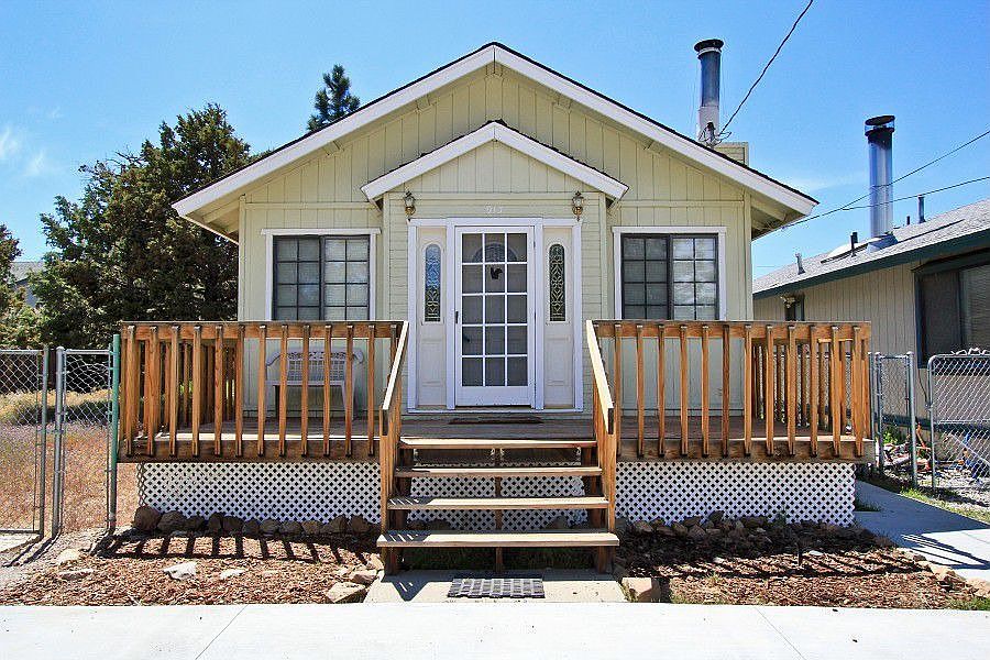 1st image of 913 Spruce Ln