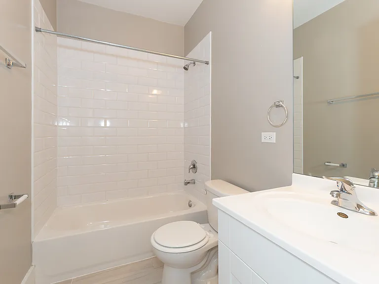 180 W. Adams — Photo 14