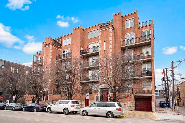 Gorgeous 4 bed/2.5 bath penthouse condo in an elevator building in a fabulous River West location, s