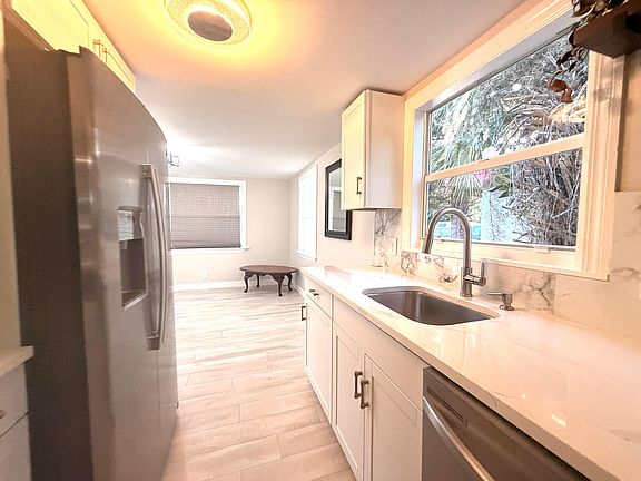 5th image of 1093 Highview Road