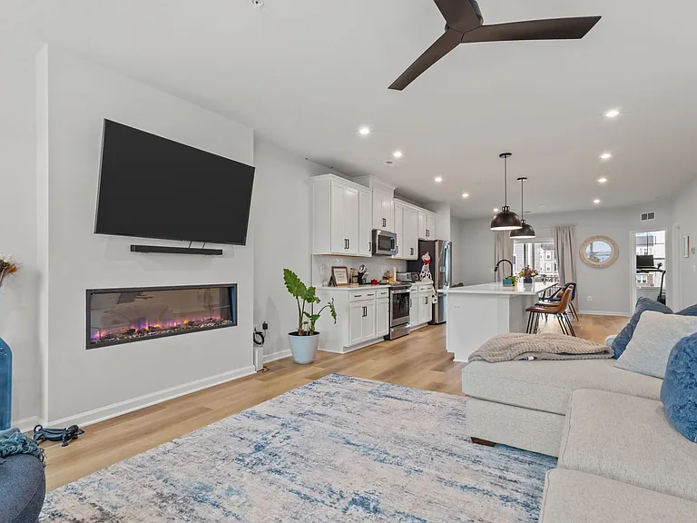 642 Brookwood Glen Ter #B — Photo 3