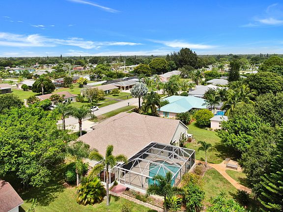 3rd image of 567 NE Solida Circle