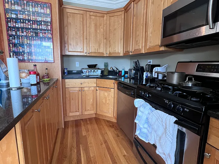 132 W 8th St #3 — Photo 16