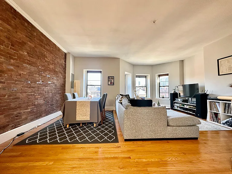 34 Gloucester St #4 — Photo 3