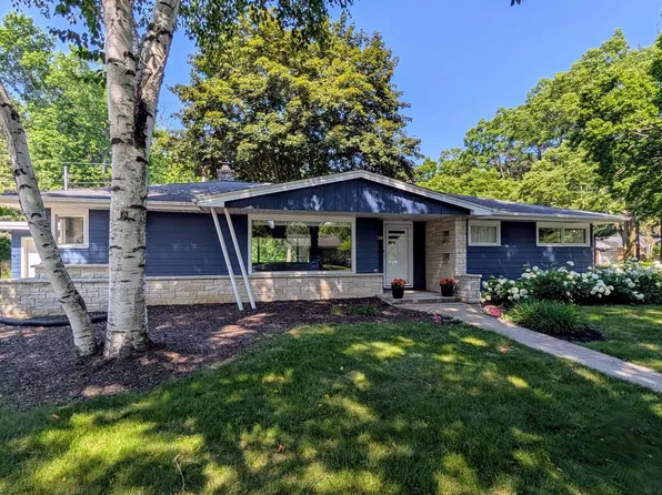 W57N793 Hawthorne AVENUE, Cedarburg, WI 53012