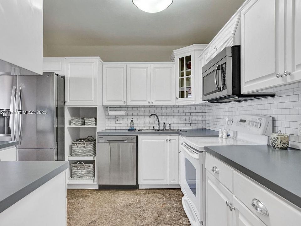 1st image of 900 Bay Dr APT 522