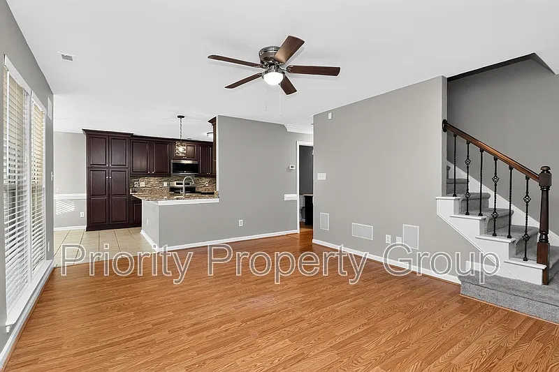 4 bed, 2.5 bath, 2226 sqft, $2,350 — Photo 3