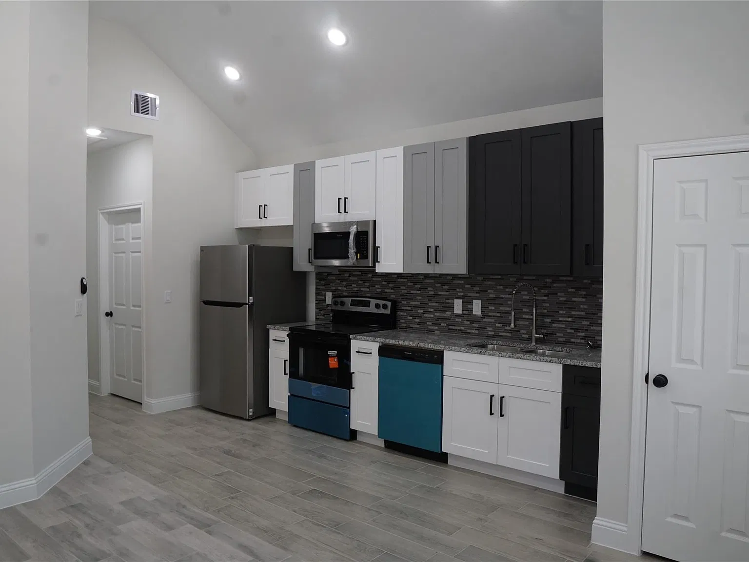 3 bed, 2.0 bath, 970 sqft, $1,350 — Photo 3