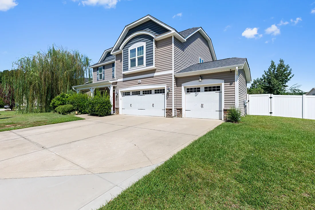 4 bed, 2.5 bath, 2289 sqft, $2,300 — Photo 3