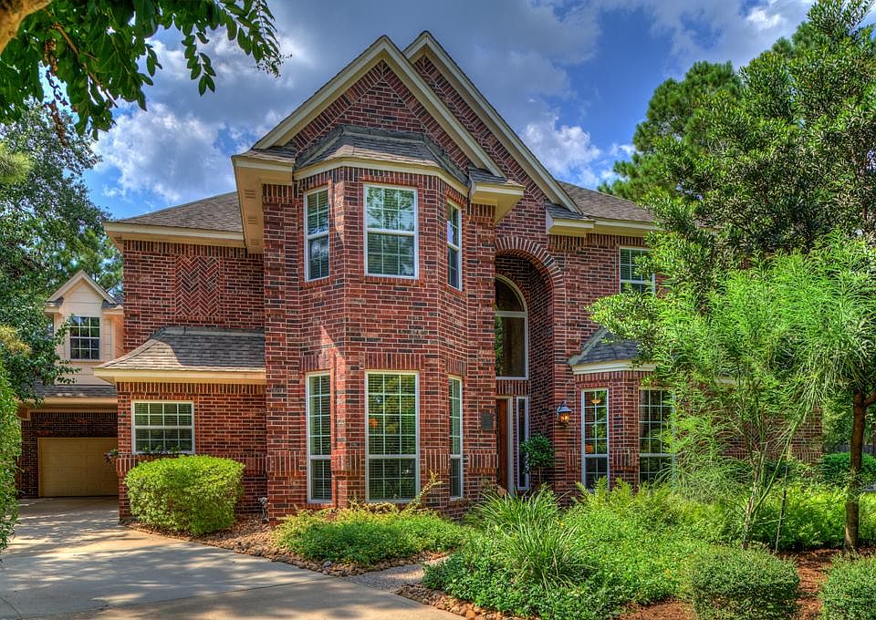 Ideal central location in The Woodlands! Situated on huge cul de sac lot in the desirable neighborho