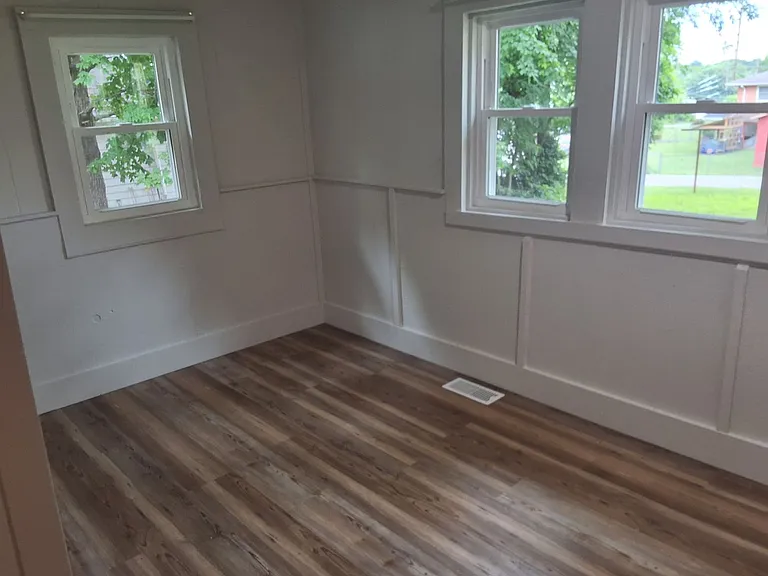 109 E Main St — Photo 8