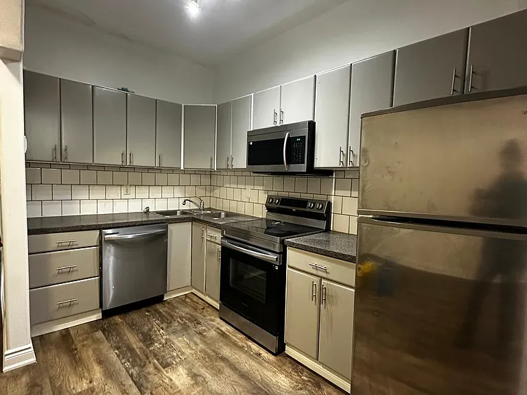 590 Main St E #4 — Photo 3