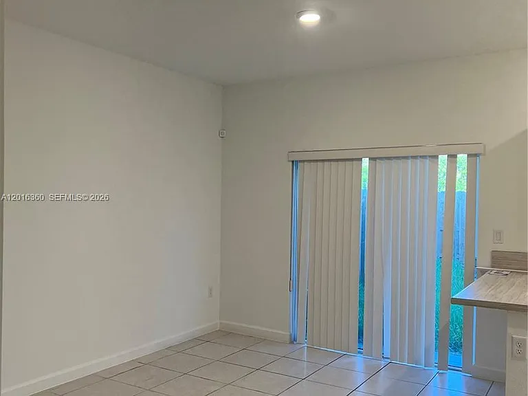 1211 SE 27th Ter — Photo 5