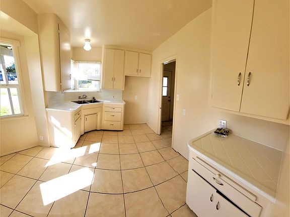 3rd image of 2360 Alameda Ave