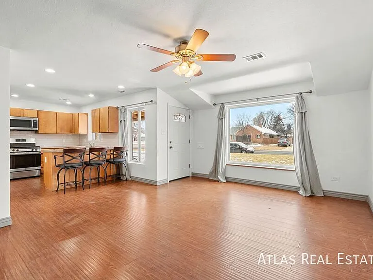 2020 N Oneida St — Photo 10