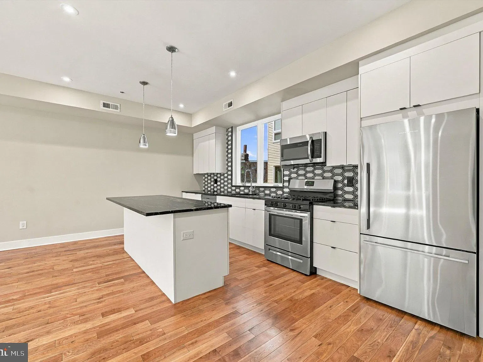 2 bed, 1.0 bath, 800 sqft, $1,800 — Photo 4