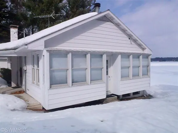 3376 N Piney Ridge Rd, Ludington, MI 49431