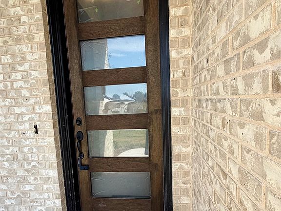 3rd image of 520 Aldred St