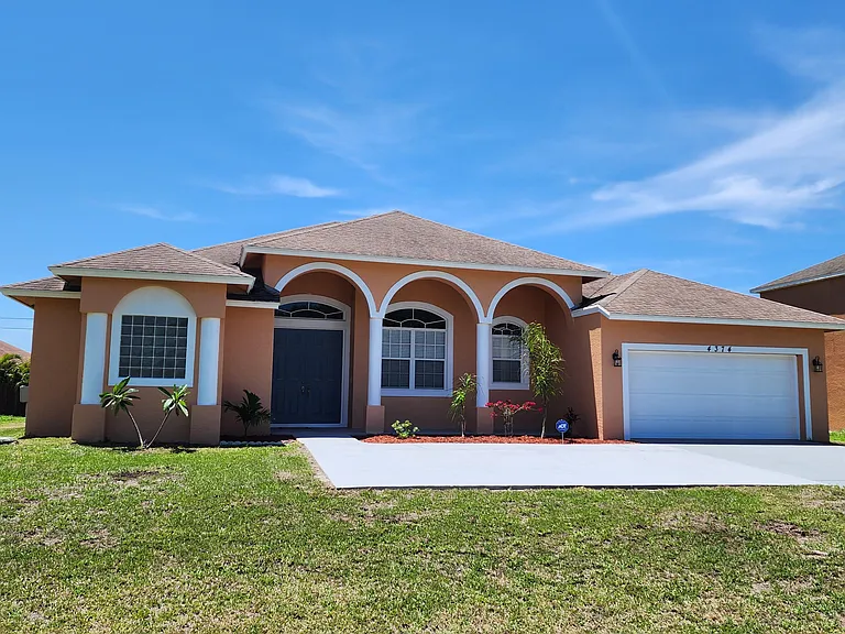 4374 SW Savona Blvd — Photo 1