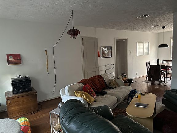 4th image of 4402 Roseland St #16267864